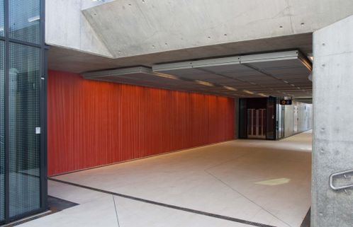 Moderne bygg med rød vegg